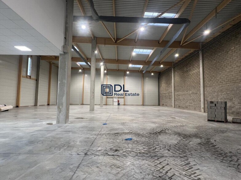 Industrial in Moissy-Cramayel to rent - Interior Photo - Image 2 of 8