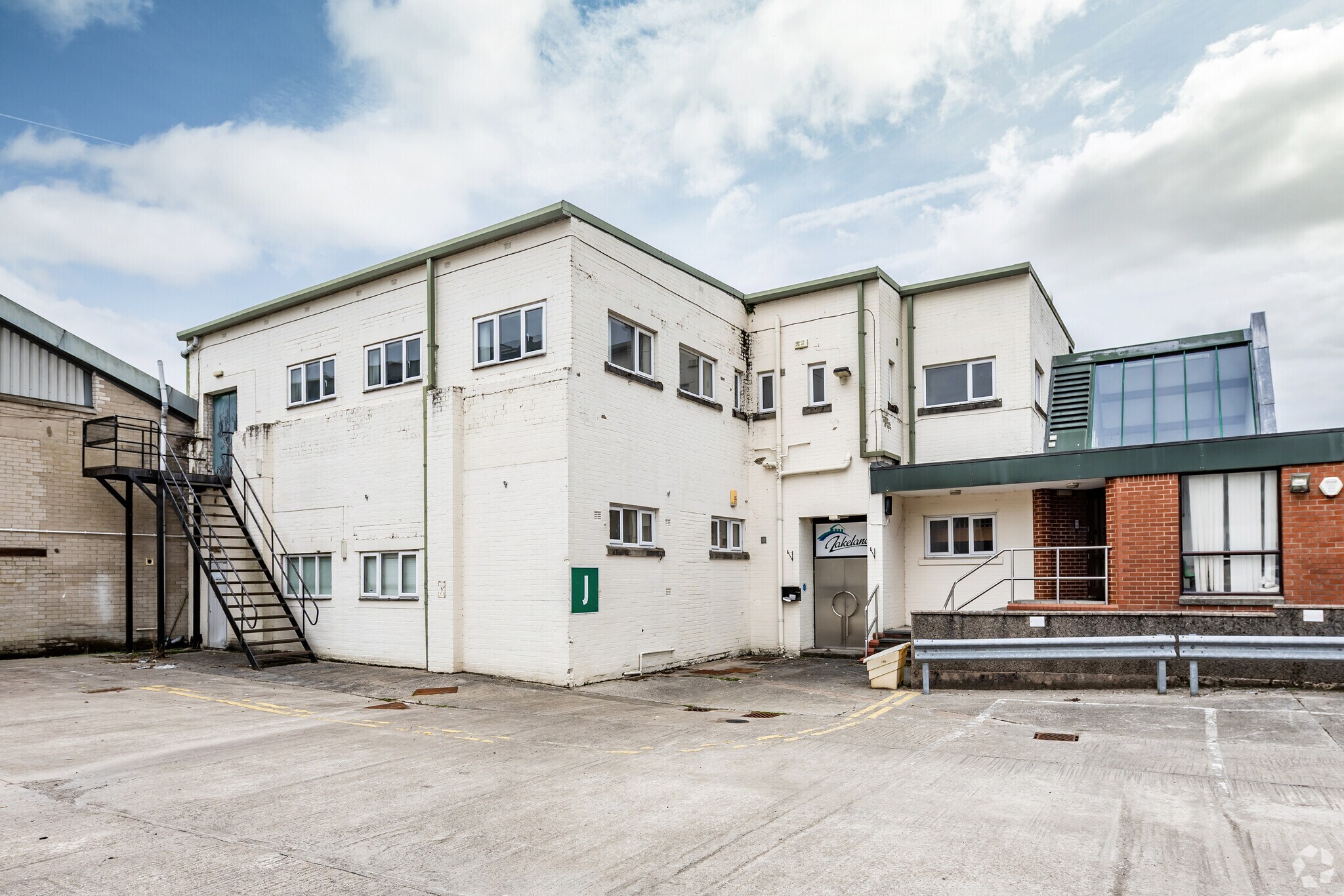 Crooklands Rd, Milnthorpe to rent Building Photo- Image 1 of 2