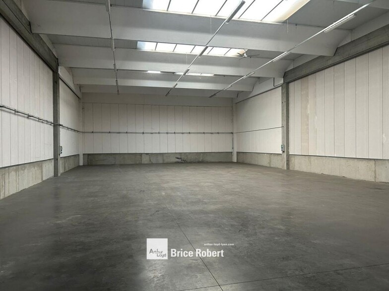 Light Industrial in Meyzieu to rent - Interior Photo - Image 3 of 6