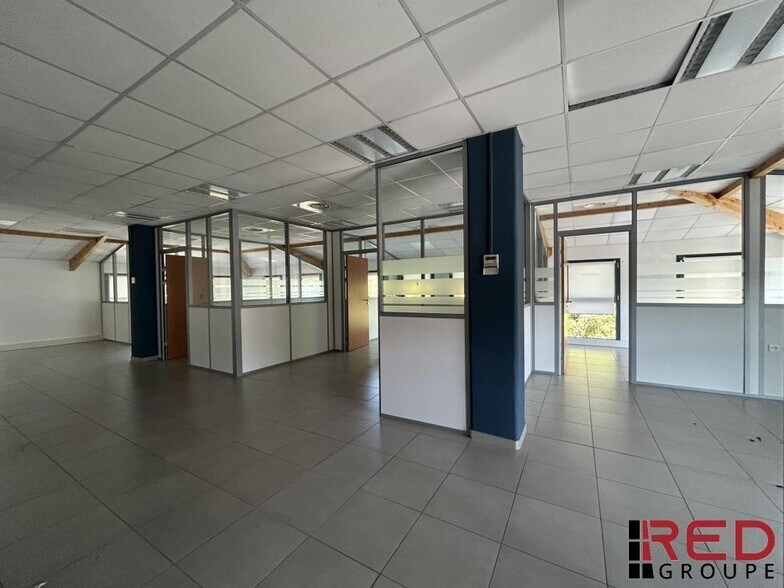 Office in Le Tholonet for sale - Interior Photo - Image 2 of 9