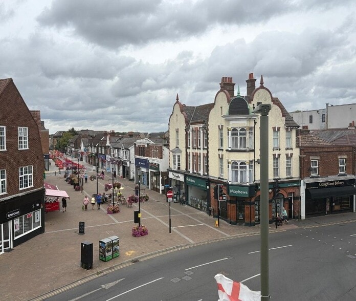 101 Victoria Rd, Horley to rent - Building Photo - Image 2 of 2