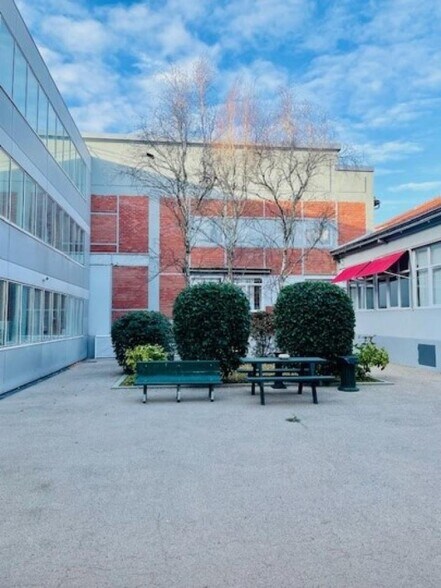 Office in Ivry-sur-Seine to rent - Building Photo - Image 1 of 6