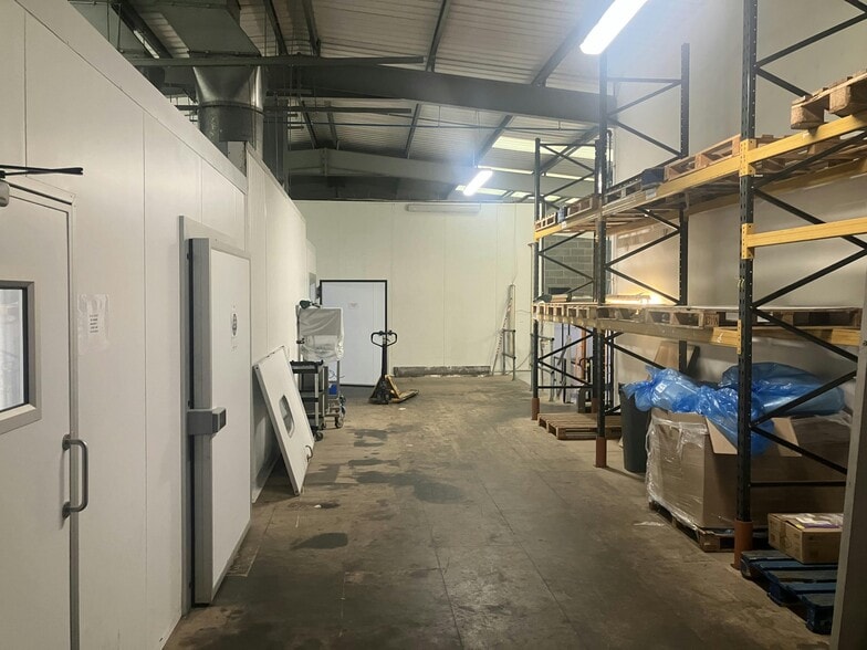 35 White Hart Ave, London to rent - Interior Photo - Image 3 of 11