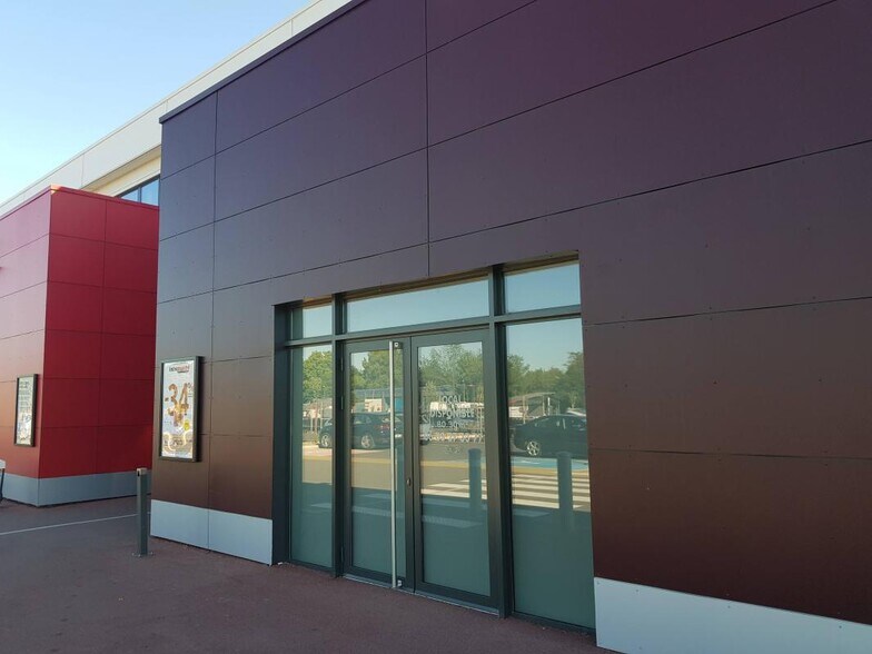 Retail in Saint-Jean to rent - Building Photo - Image 3 of 3