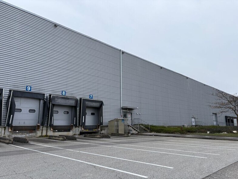 Industrial in Mions to rent - Building Photo - Image 1 of 3