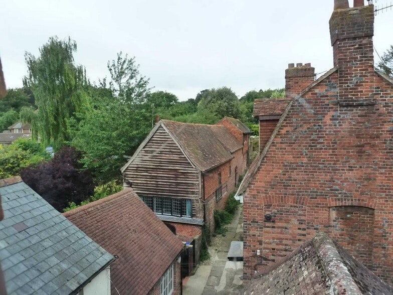 121-124 High St, Marlborough to rent - Building Photo - Image 2 of 3