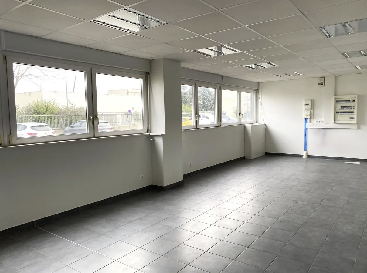 Avenue Du Maréchal De Lattre De Tassigny, Meyzieu, RHO 69330 - Unit 13 -  - Interior Photo - Image 1 of 2