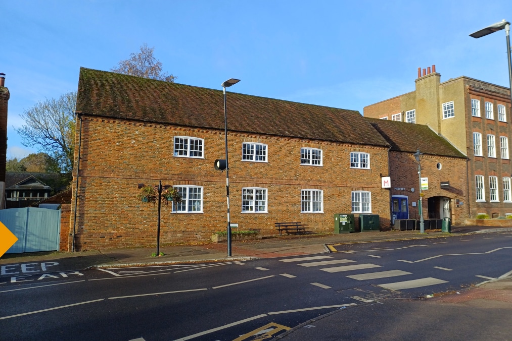 High St, Redbourn to rent Building Photo- Image 1 of 3