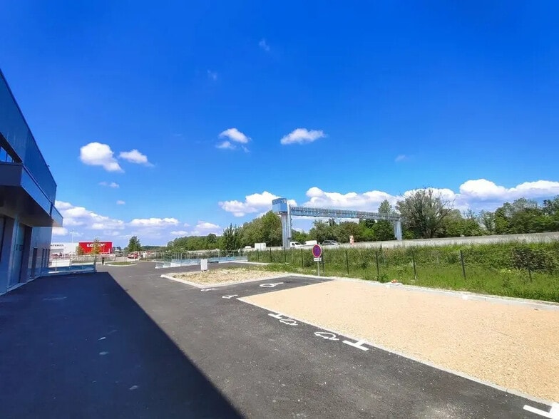 Light Industrial in Bourgoin-Jallieu for sale - Building Photo - Image 1 of 15