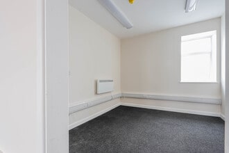 142-144 Holton Rd, Barry to rent Interior Photo- Image 1 of 4