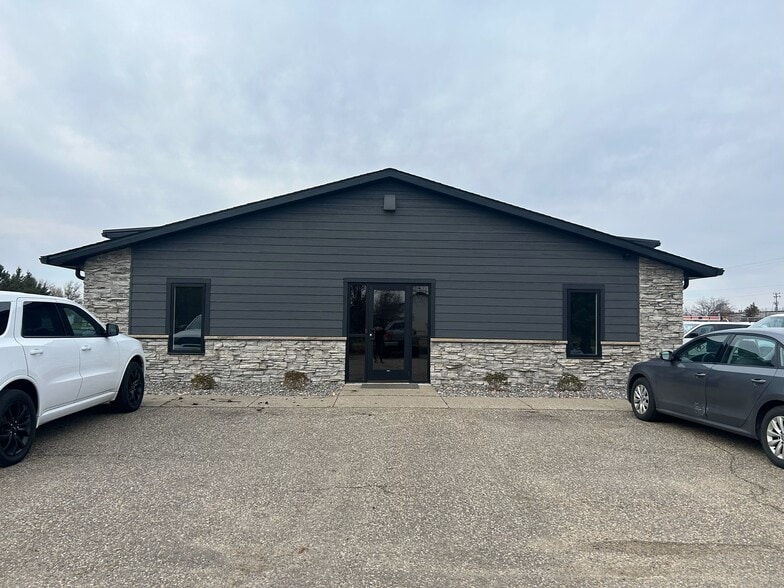 11785 Justen Cir, Osseo, MN for sale - Building Photo - Image 1 of 1