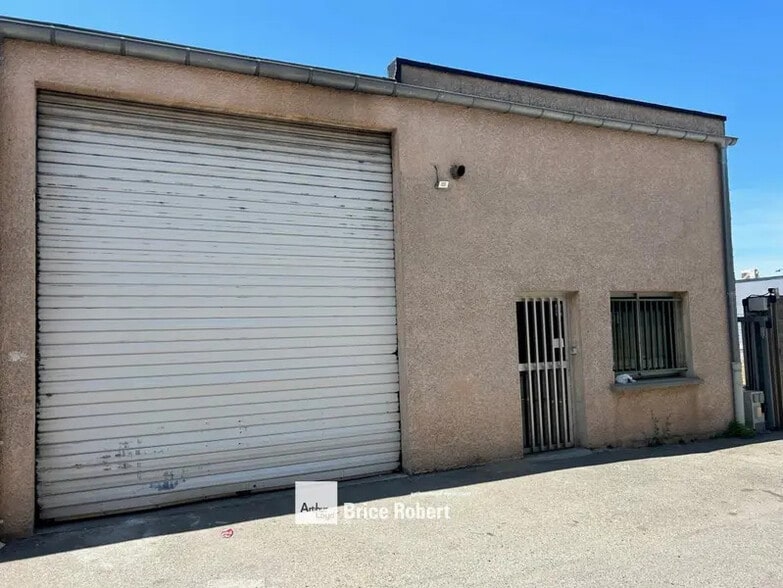10 Avenue Docteur Schweitzer, Meyzieu to rent - Building Photo - Image 1 of 4
