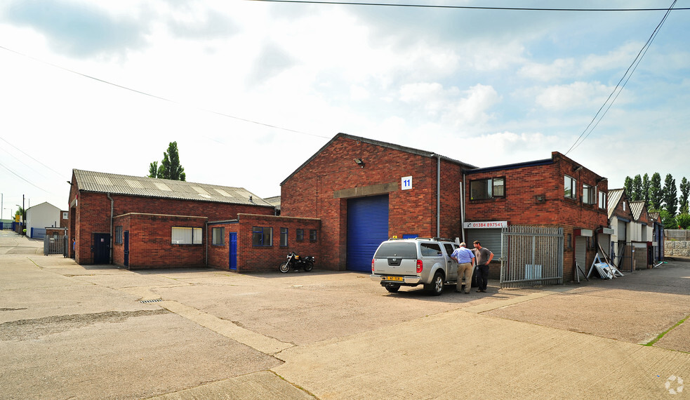 Oak St, Brierley Hill for rent - Primary Photo - Image 1 of 4