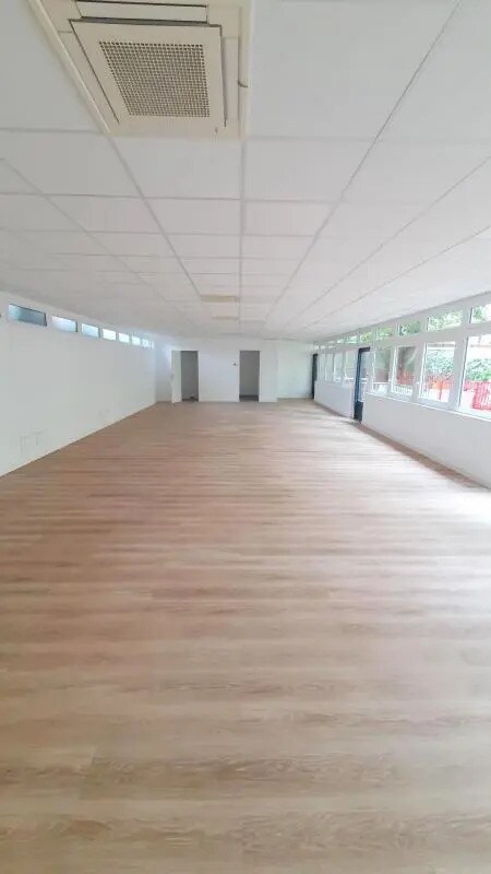 Office in Versailles to rent Interior Photo- Image 1 of 10