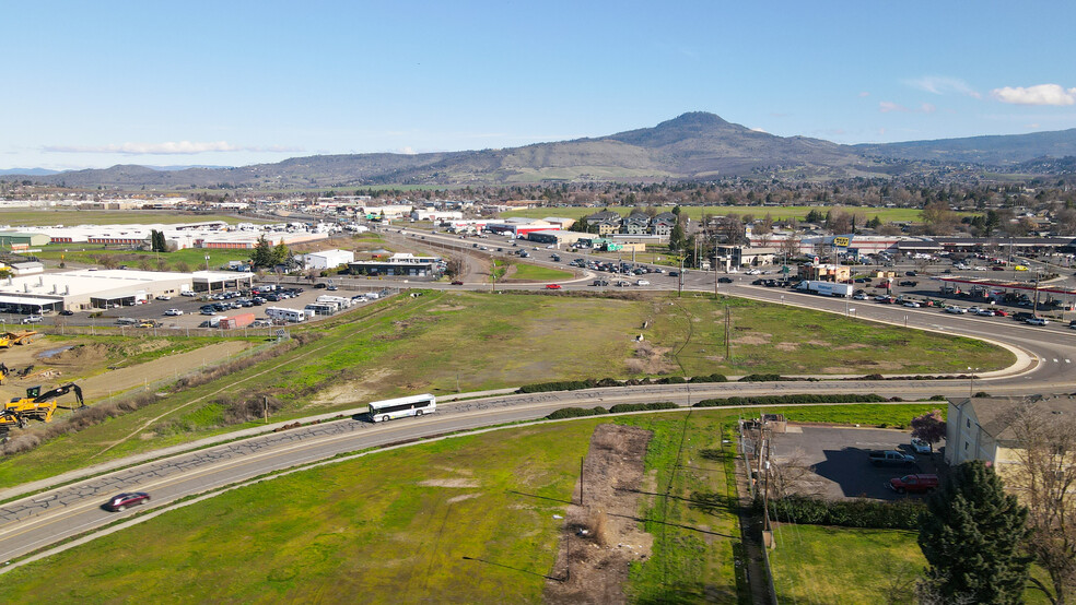 2577 Bullock Road rd, Medford, OR for sale - Building Photo - Image 2 of 25