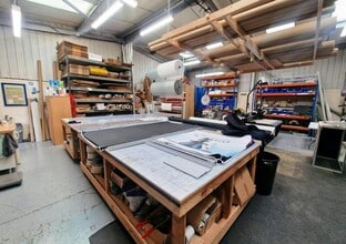 Old School Ln, Hook to rent Interior Photo- Image 2 of 3