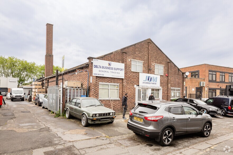 24A Wadsworth Rd, Greenford for sale - Primary Photo - Image 1 of 1