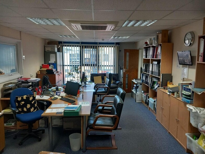 Priors Way, Maidenhead to rent - Interior Photo - Image 2 of 3