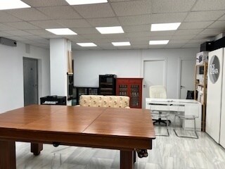 Retail in Madrid, Madrid to rent Interior Photo- Image 1 of 2