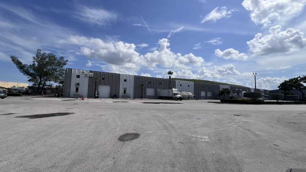 9300-9410 NW 100th St, Medley, FL for rent - Building Photo - Image 1 of 3