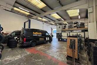 Grafton Way, Basingstoke to rent Interior Photo- Image 2 of 6