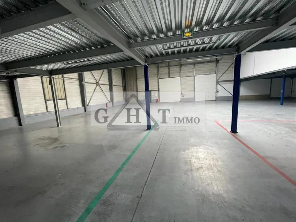 Location Entrepôt 2 765 m² - Photo 1