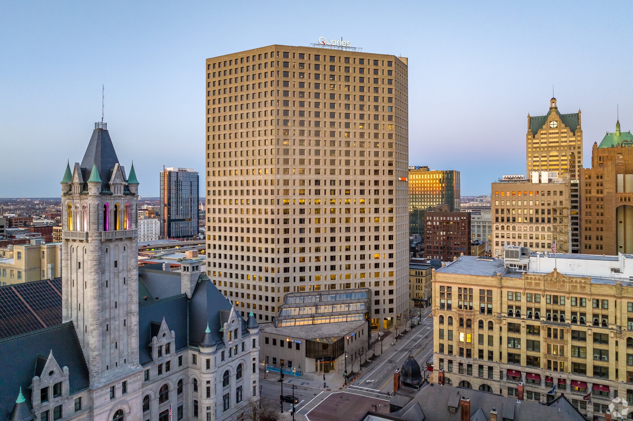 411 E Wisconsin Ave, Milwaukee, WI to rent Primary Photo- Image 1 of 13