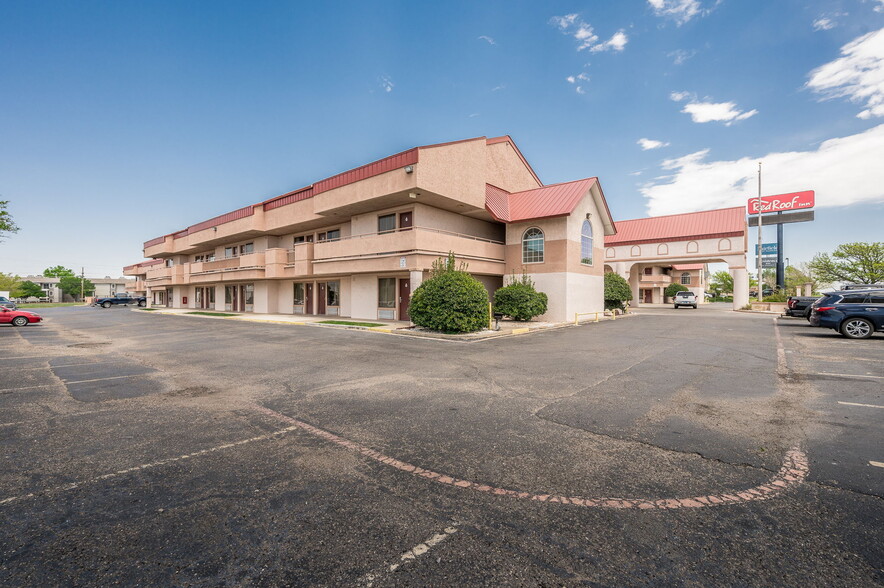 Dual Brand Red Roof Inn HomeTowne Studio portfolio of 2 properties for sale on LoopNet.co.uk - Building Photo - Image 2 of 53