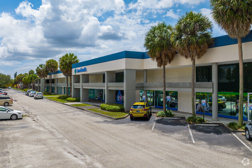 1000 Park Centre Blvd, Miami, FL for rent - Building Photo - Image 1 of 9