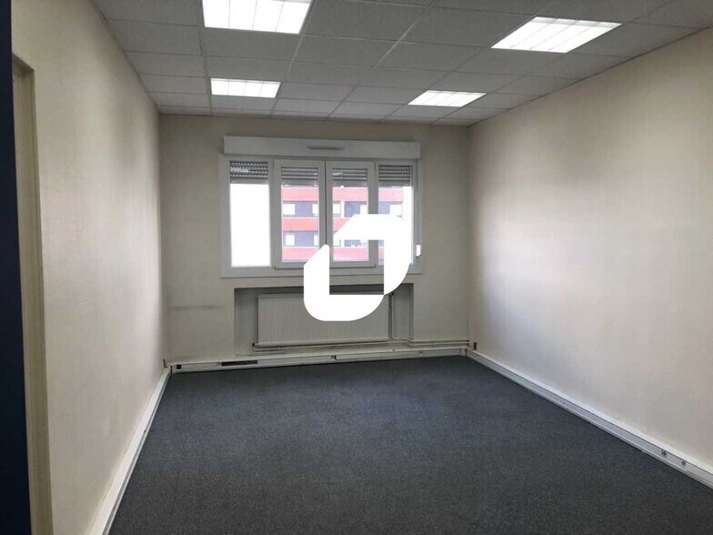 Office in Le Plessis-Bouchard to rent - Interior Photo - Image 2 of 10