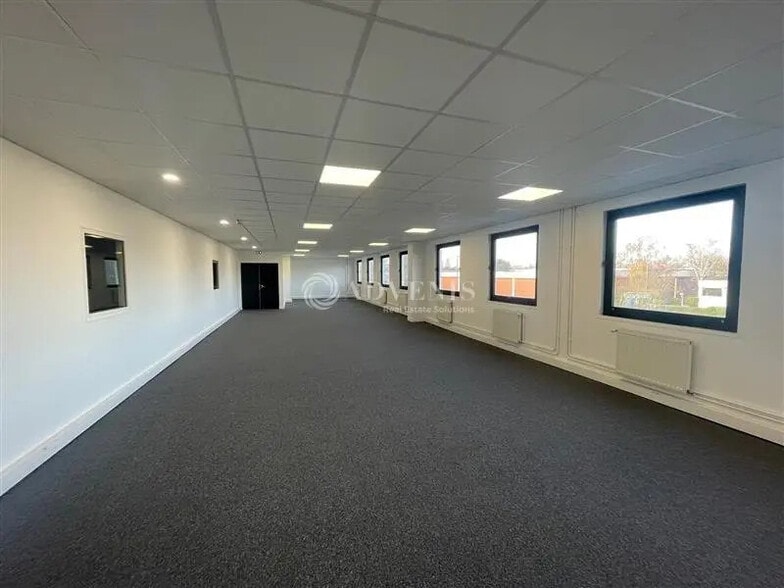 Office in Lisses to rent - Interior Photo - Image 2 of 3