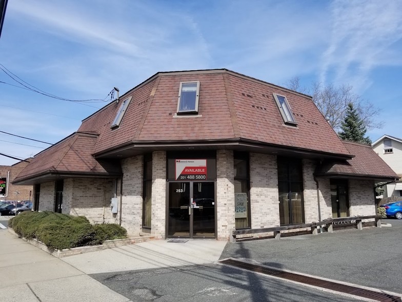 253 S Washington Ave, Bergenfield, NJ for sale - Primary Photo - Image 1 of 1