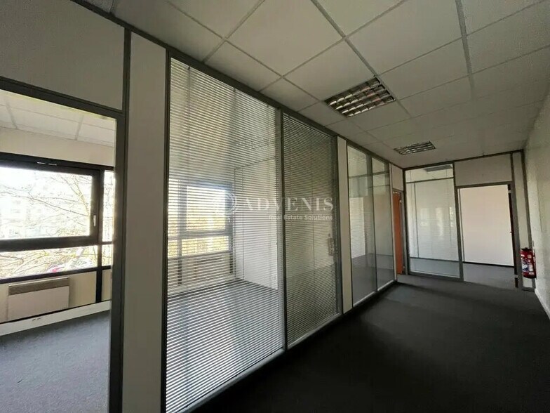 Light Industrial in Guyancourt to rent - Building Photo - Image 3 of 7