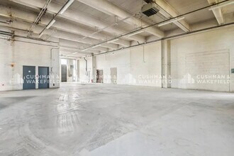 Light Industrial in Rungis to rent Interior Photo- Image 2 of 7