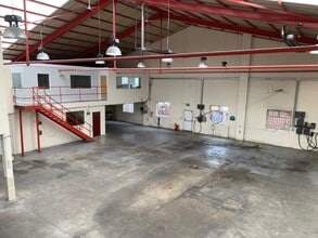 Island Farm Ave, West Molesey to rent Interior Photo- Image 2 of 5