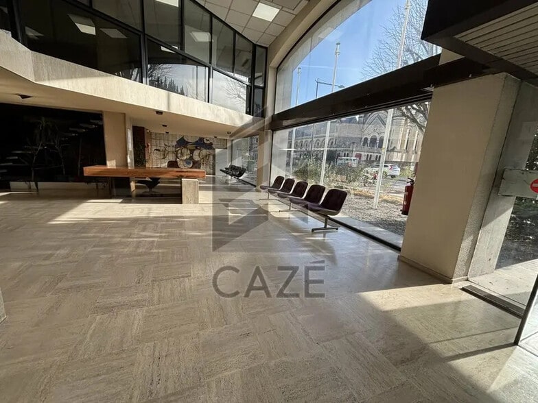 Office in Bordeaux to rent - Lobby - Image 2 of 9