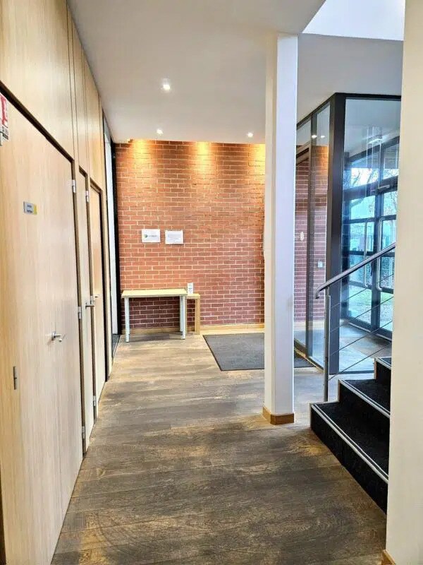 Office in Guyancourt to rent Lobby- Image 1 of 10