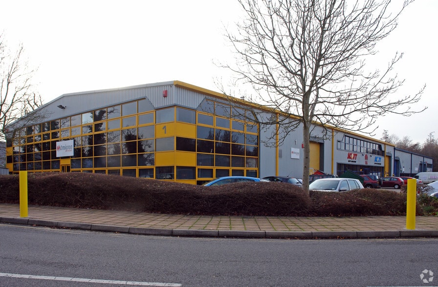 Imberhorne Ln, East Grinstead to rent - Building Photo - Image 2 of 9