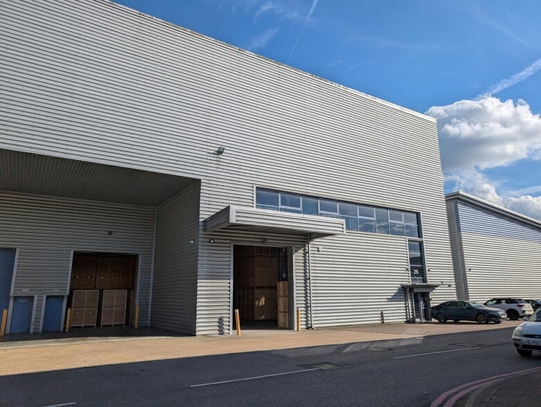 Avro Way, Weybridge to rent - Building Photo - Image 3 of 6