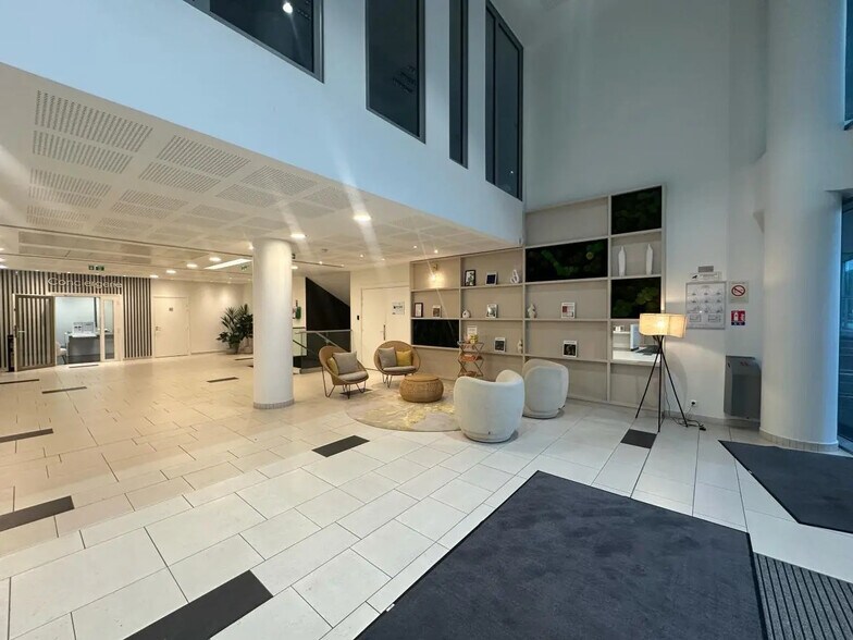 15 Boulevard Du Mont D'Est, Noisy-le-Grand to rent - Lobby - Image 3 of 16
