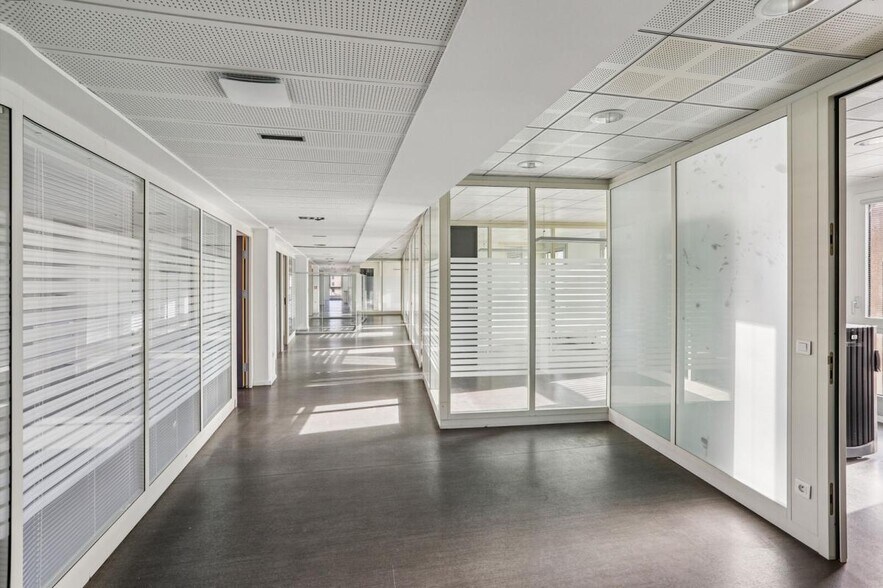 50 Cours De La République, Villeurbanne to rent - Building Photo - Image 3 of 8