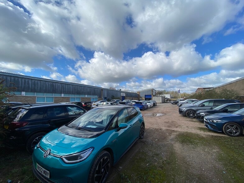 Telford Rd, Salisbury to rent - Building Photo - Image 3 of 3