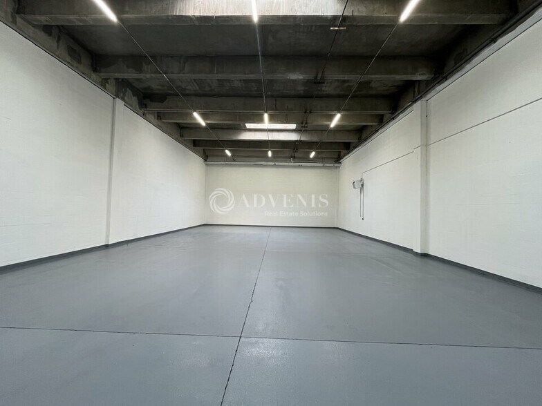 Light Industrial in Aulnay Sous Bois to rent - Interior Photo - Image 3 of 12