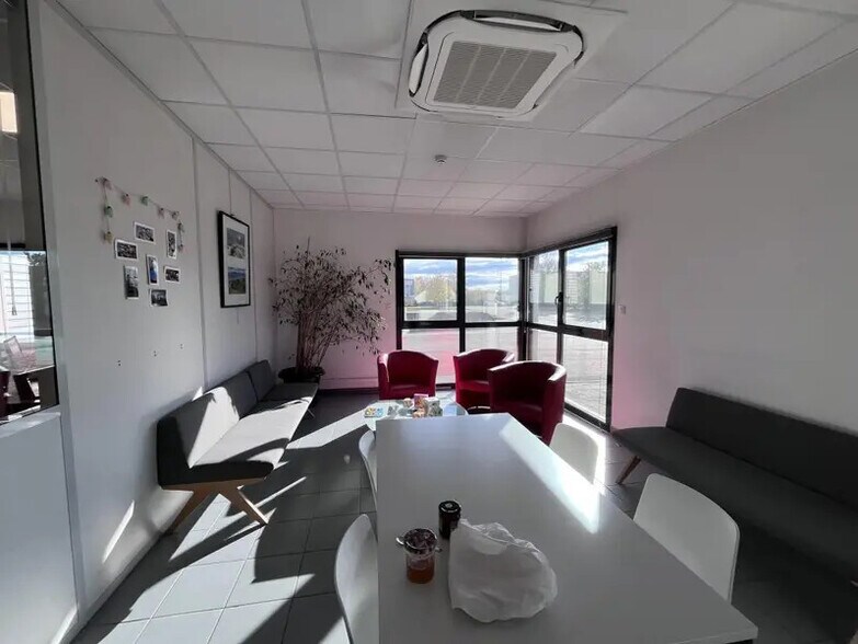 5 Rue Jacques De Vaucanson, Mions to rent - Interior Photo - Image 2 of 8