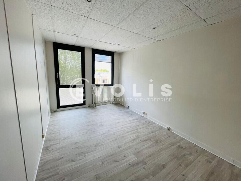 Office in Noisiel to rent - Interior Photo - Image 2 of 2