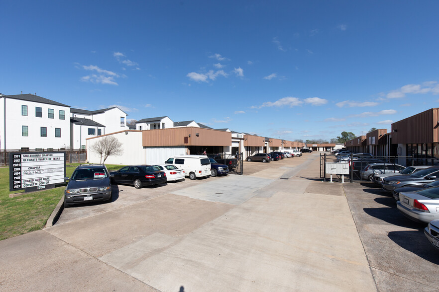 1330 Sherwood Forest St, Houston, TX for rent - Building Photo - Image 1 of 42