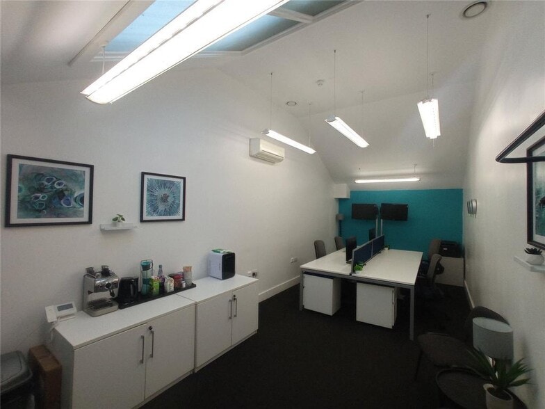 8 Madeira Ave, Leigh On Sea to rent - Interior Photo - Image 3 of 27