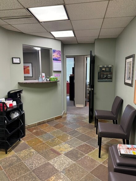 2551 N Clark St, Chicago, IL to rent - Interior Photo - Image 2 of 14