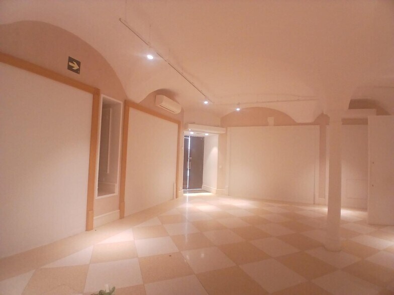 Retail in Cáceres, Cáceres to rent - Interior Photo - Image 2 of 9