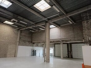 Light Industrial in Osny to rent Interior Photo- Image 2 of 6